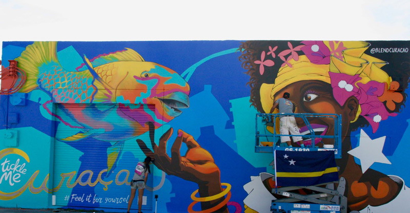 Artista lokal ta yuda pone Kòrsou riba esenario mundial ku un mural vibrante na Miami