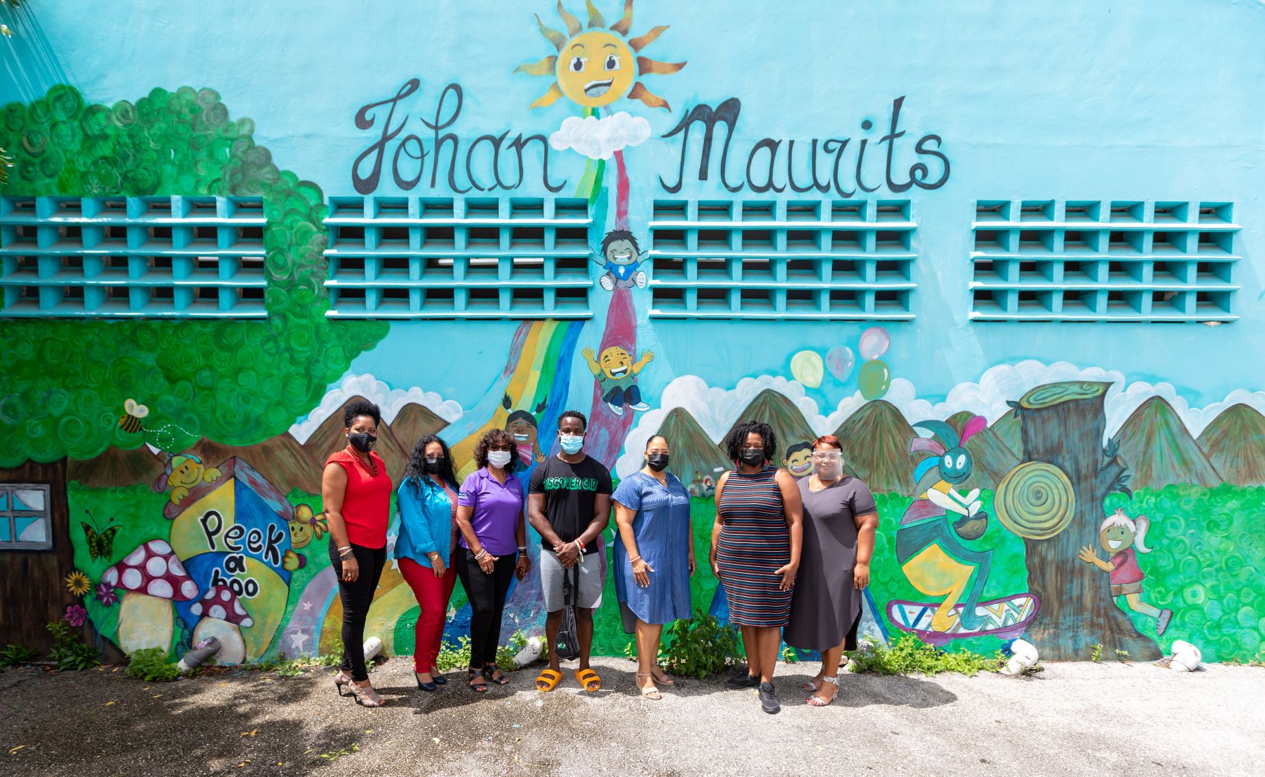 U.S. based Discover Travel LLC distributes school materials at the Johan Maurits School