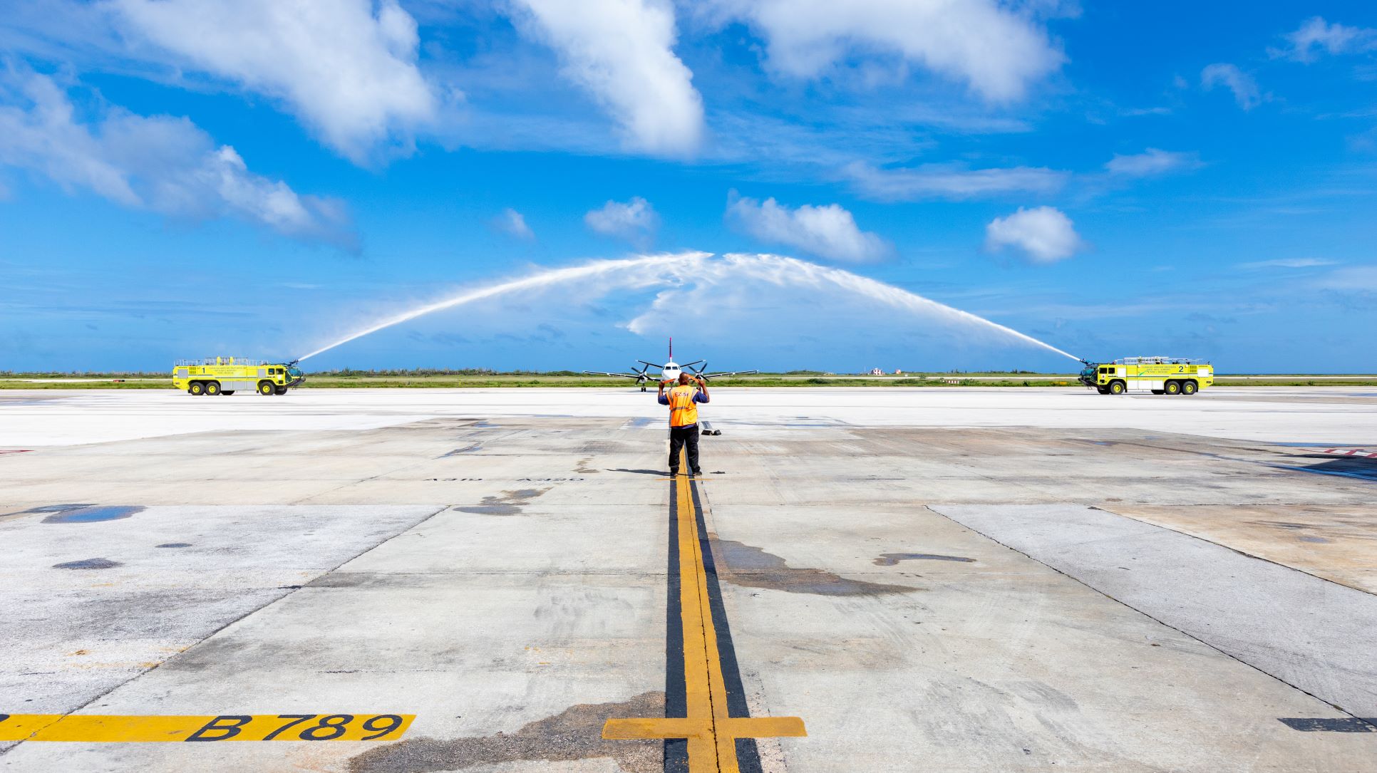 Celebrating EZ Air’s inaugural flight on the Curaçao – Medellín Route